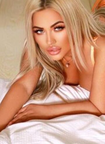 Mayfair blonde Honey london escort
