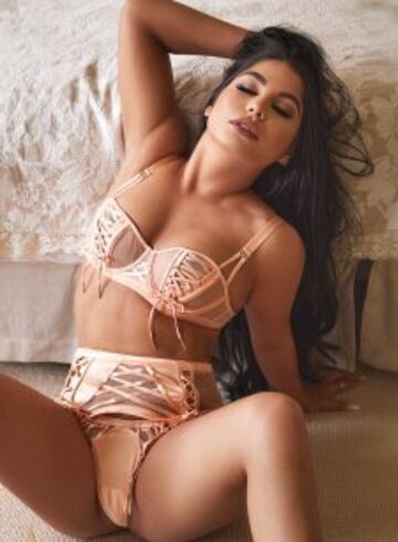 Earls Court party-girl Melanie london escort