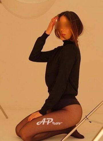 Chelsea brunette Serena london escort