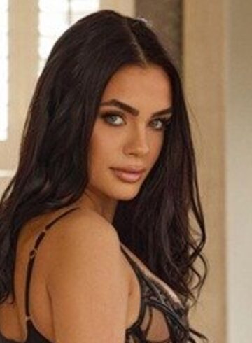 Notting Hill petite Bonnie london escort