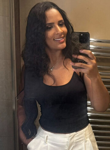 Chelsea party-girl Emely london escort