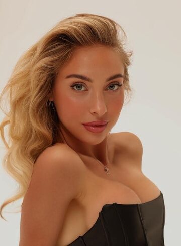 Kensington blonde Radomira london escort