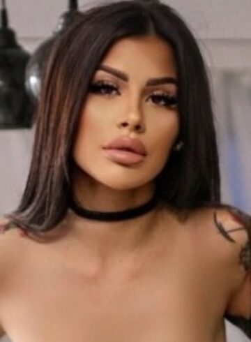 Kensington party-girl Vogue london escort