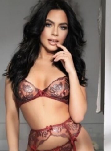 Notting Hill petite Uma london escort