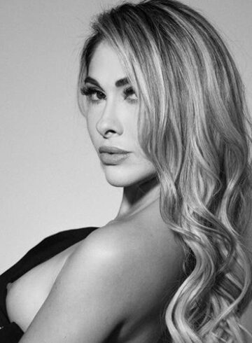Kensington petite Lenori london escort