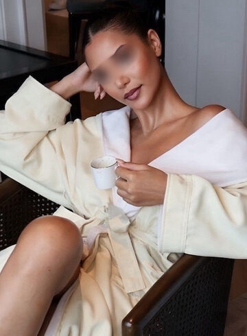 Mayfair elite Tiptop london escort