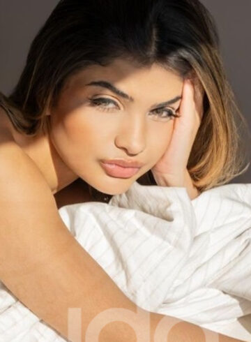 Mayfair petite Niranya london escort