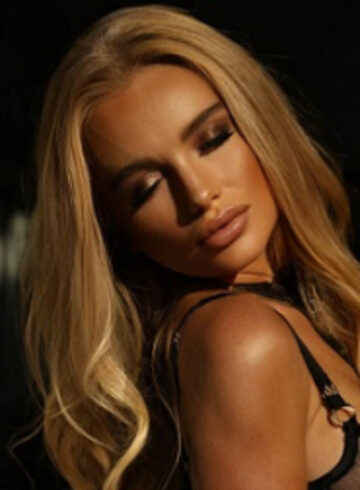 Chelsea blonde Arabella london escort