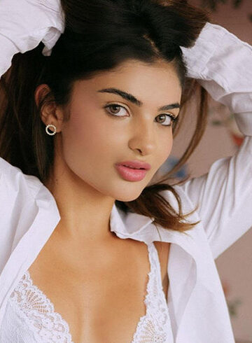 Mayfair party-girl Niranya london escort