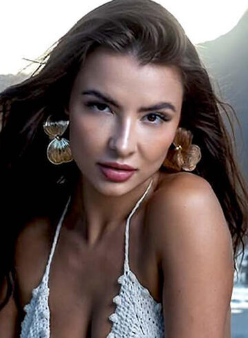 Mayfair brunette Desiree london escort