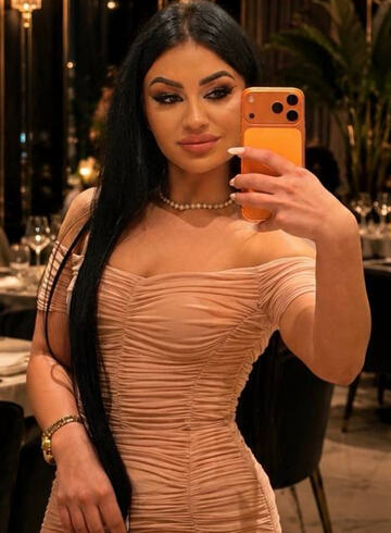 Earls Court brunette Elna london escort