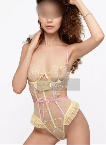 Earls Court blonde Victoria london escort