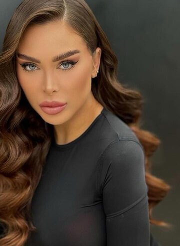 Central London brunette Leica london escort