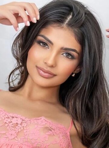 Mayfair petite Niranya london escort