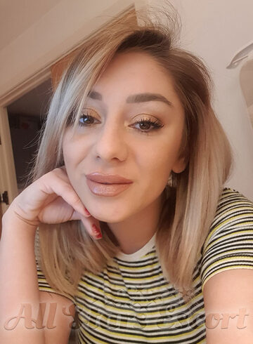 South Kensington party-girl Meredith london escort