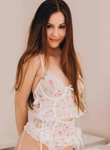 Earls Court petite Arai london escort