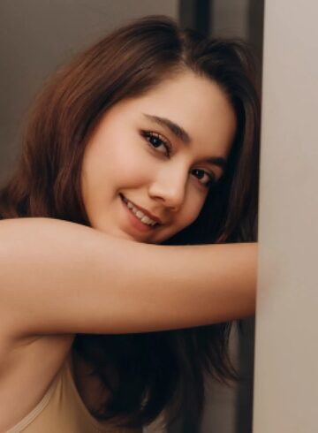 Earls Court party-girl Yumi london escort