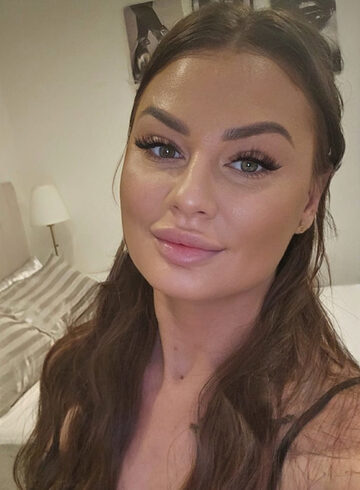 Mayfair brunette Alessia london escort