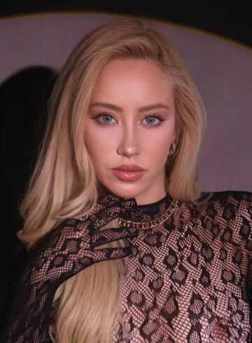 Kensington blonde Elegance london escort