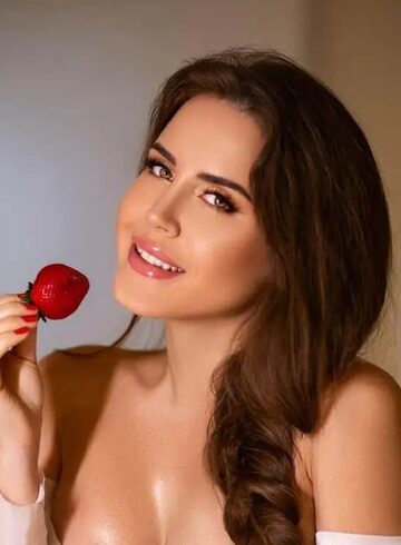 Earls Court brunette Lynette london escort