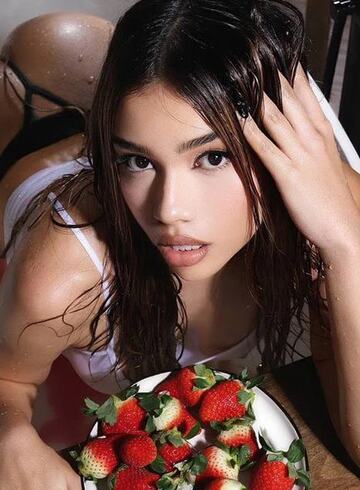 Kensington party-girl Derma london escort