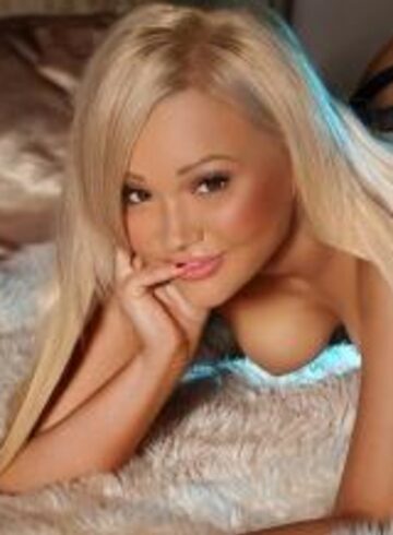 Chelsea blonde Amelia london escort