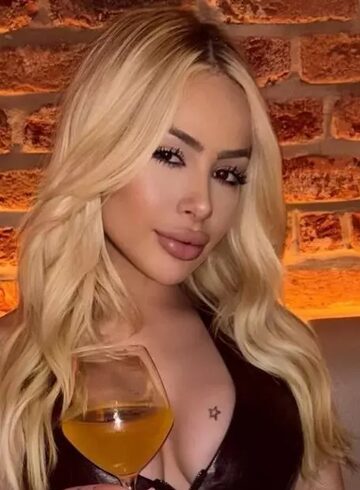 Central London petite Cozy london escort