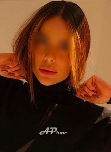 Chelsea brunette Serena london escort