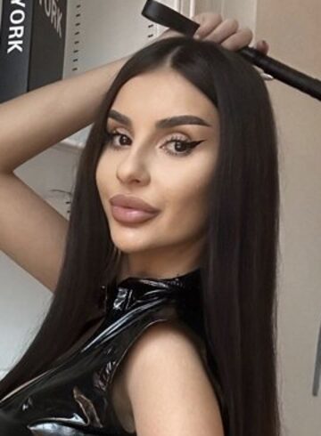 Knightsbridge brunette Mistress Venus london escort