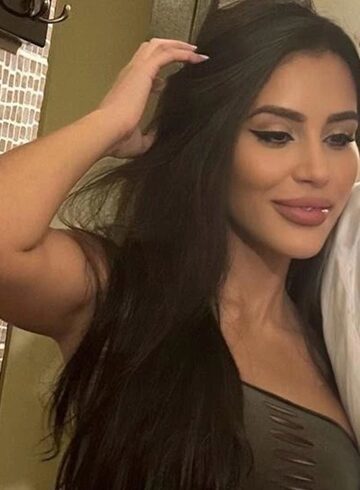 Edgware Road petite Roslyn london escort