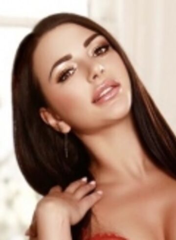 Earls Court brunette Evelyn london escort
