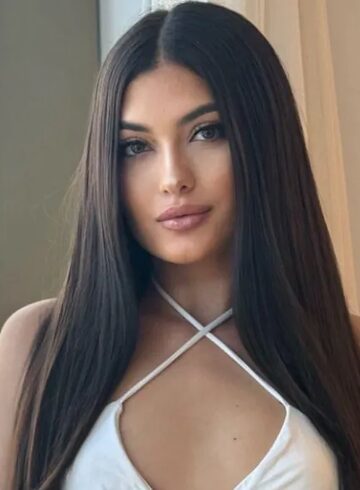 Kensington party-girl Emesta london escort