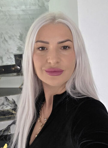 Earls Court party-girl Varlama london escort
