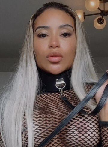 Kensington party-girl Zanotti london escort