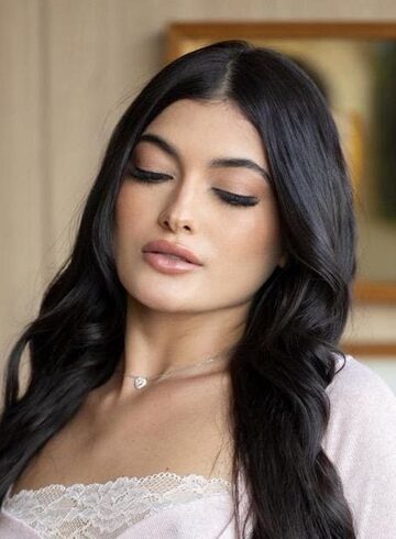 Kensington petite Emesta london escort