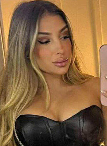 Canary Wharf petite Pauletta london escort