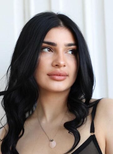 Kensington party-girl Emilia london escort