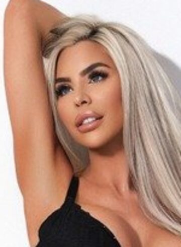 Kensington party-girl Summer london escort